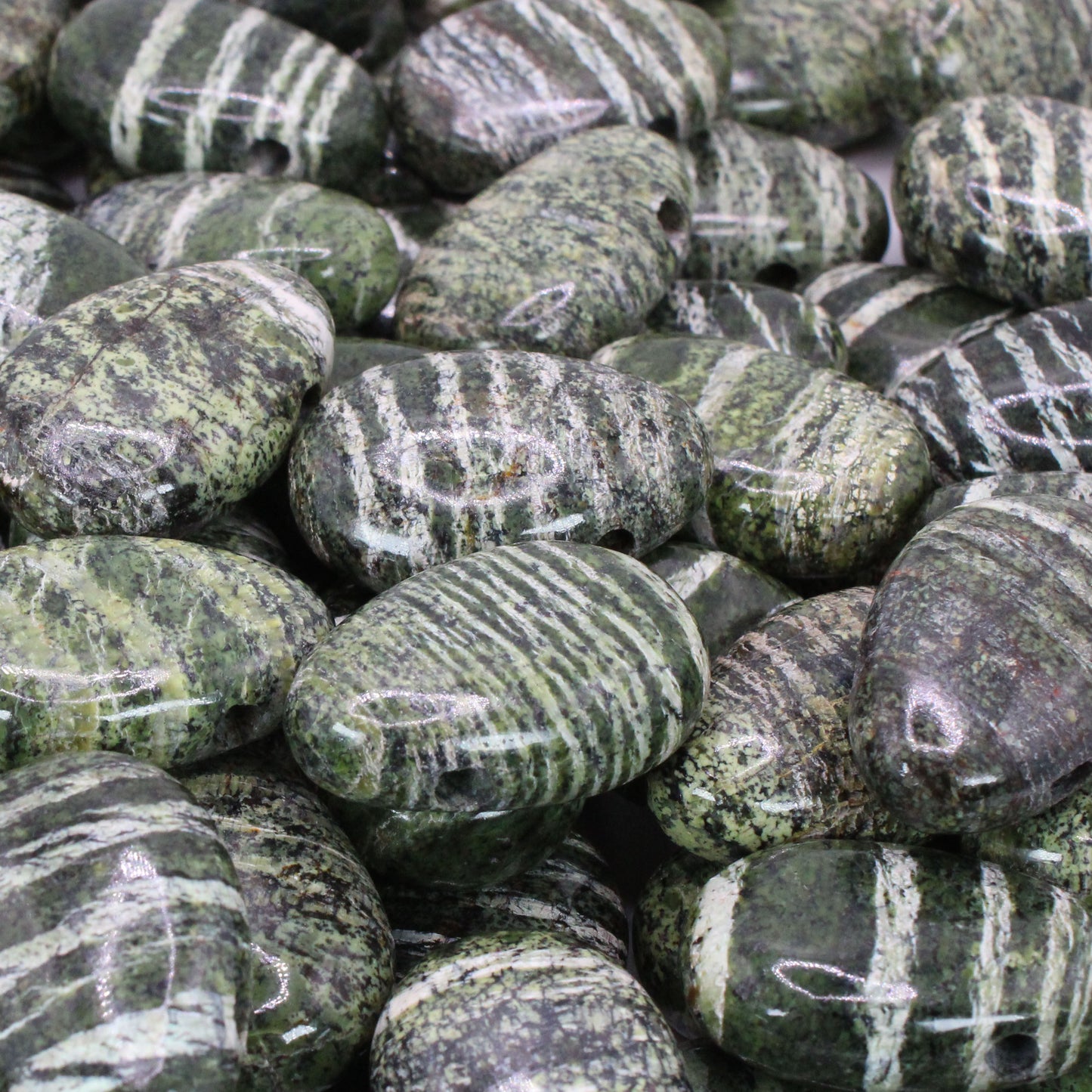 Echter Serpentin Tropfenanhänger mit gewachstem Baumwollband