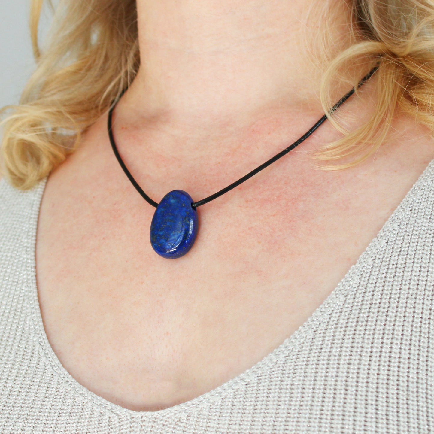 Echter Lapislazuli Tropfenanhänger mit gewachstem Baumwollband