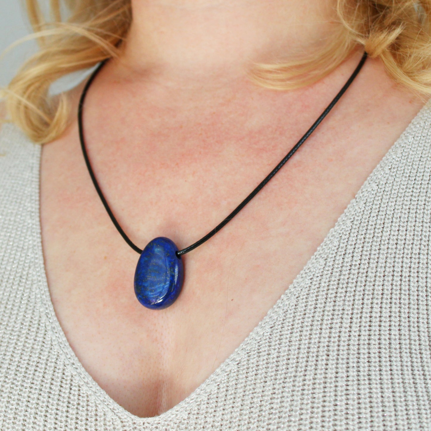 Echter Lapislazuli Tropfenanhänger mit gewachstem Baumwollband