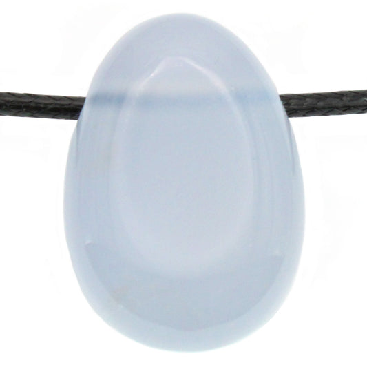 Echter Chalcedon Tropfenanhänger mit gewachstem Baumwollband