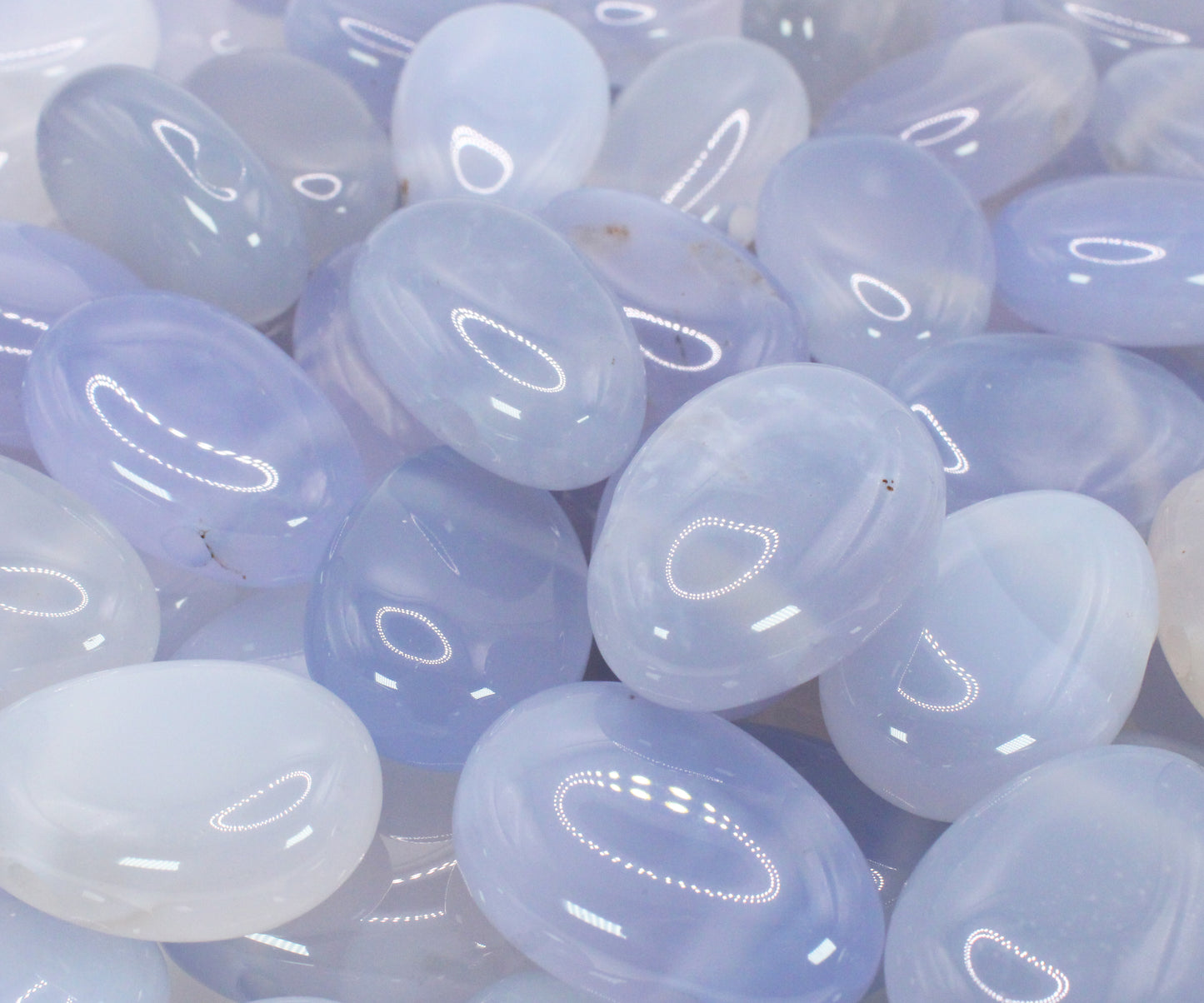 Echter Chalcedon Tropfenanhänger mit gewachstem Baumwollband