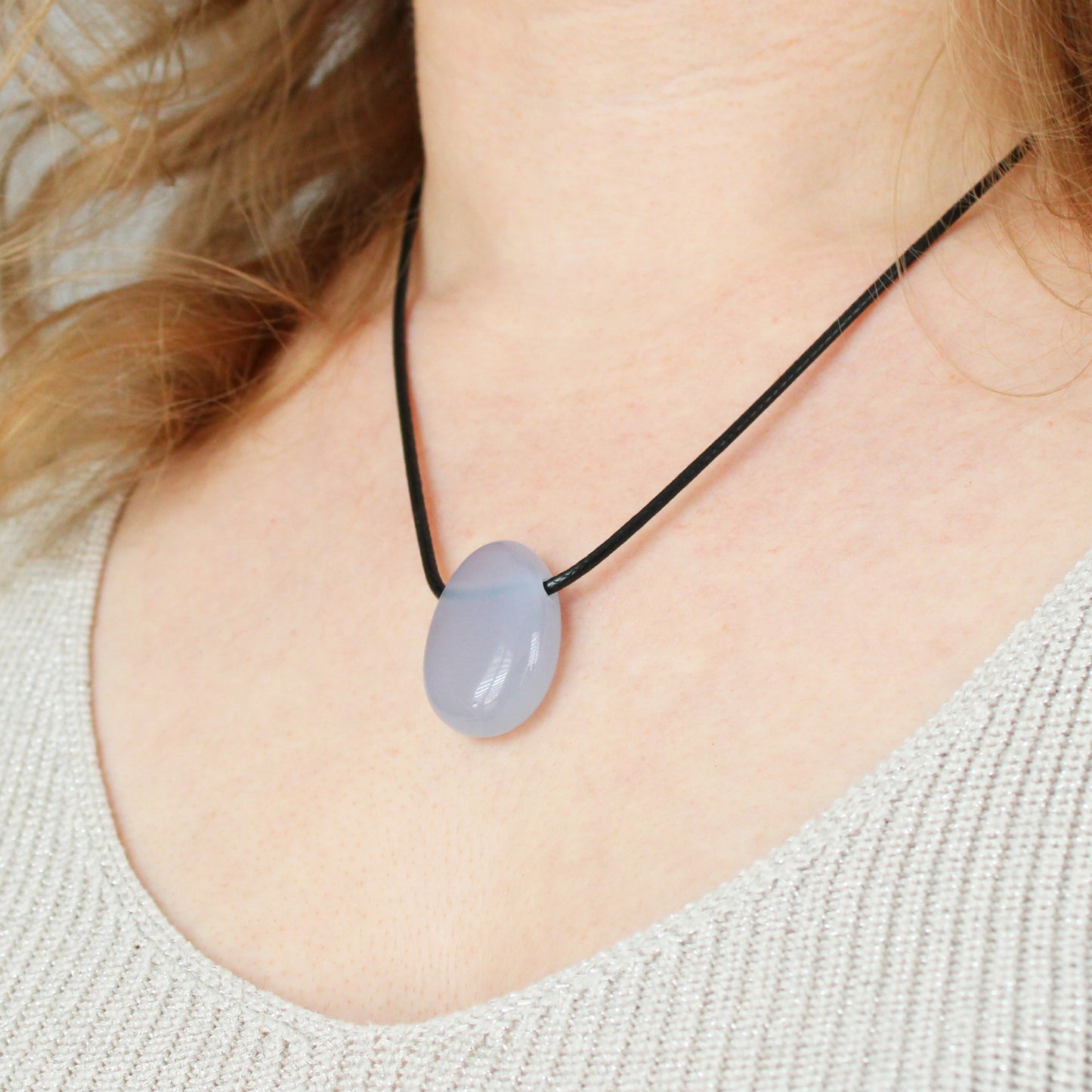 Echter Chalcedon Tropfenanhänger mit gewachstem Baumwollband