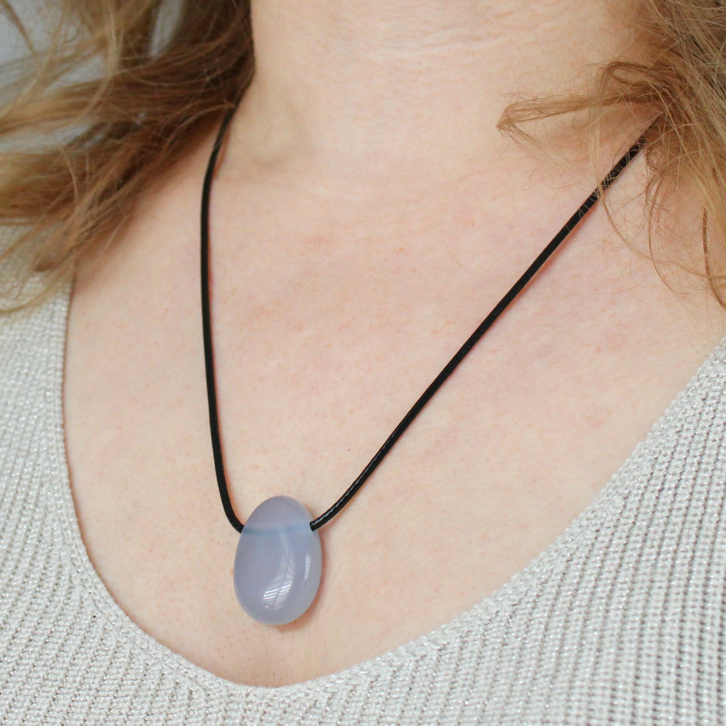 Echter Chalcedon Tropfenanhänger mit gewachstem Baumwollband