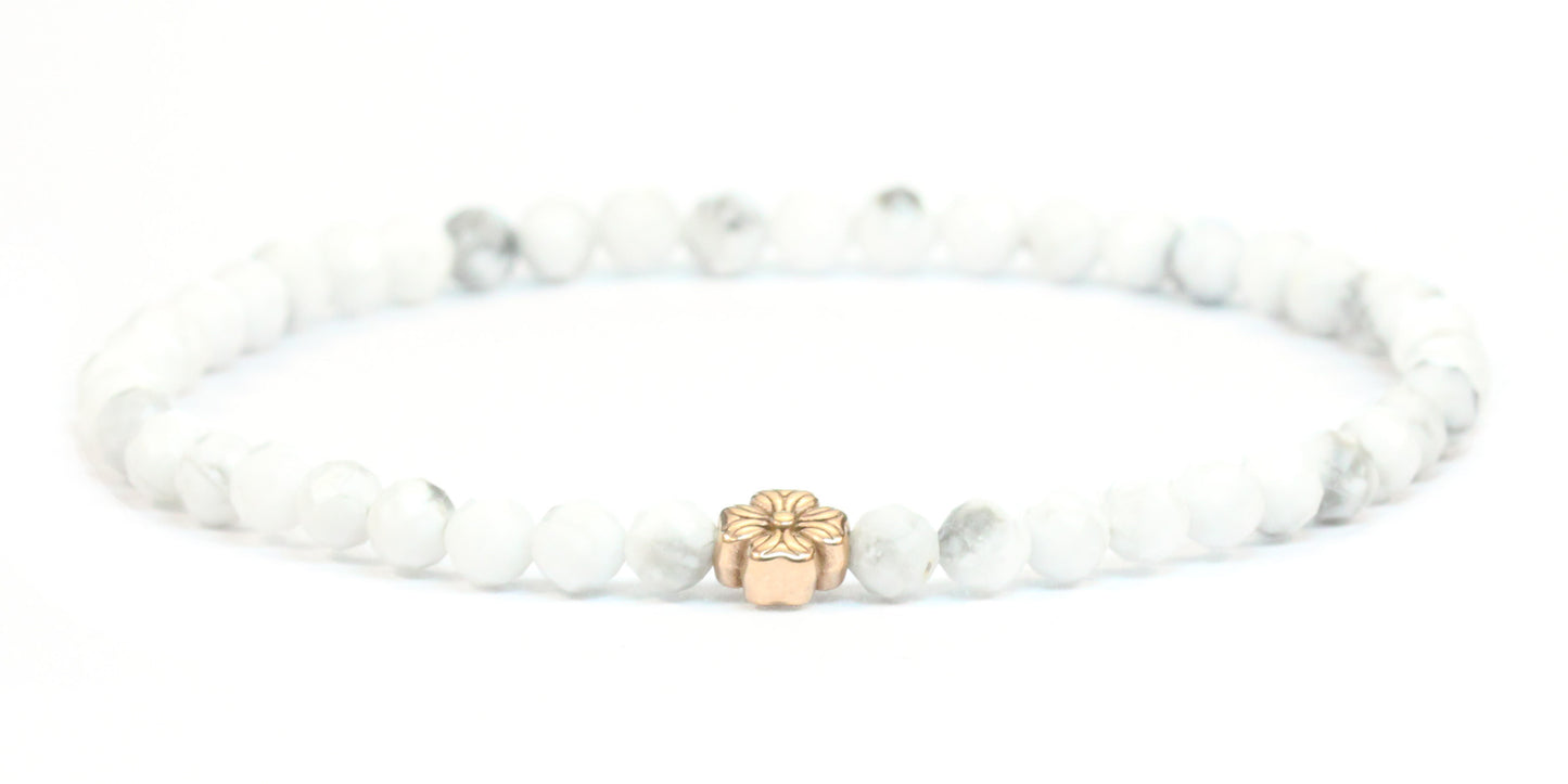 Echtes Howlith Edelstein Armband 4mm facettiert mit Blüte