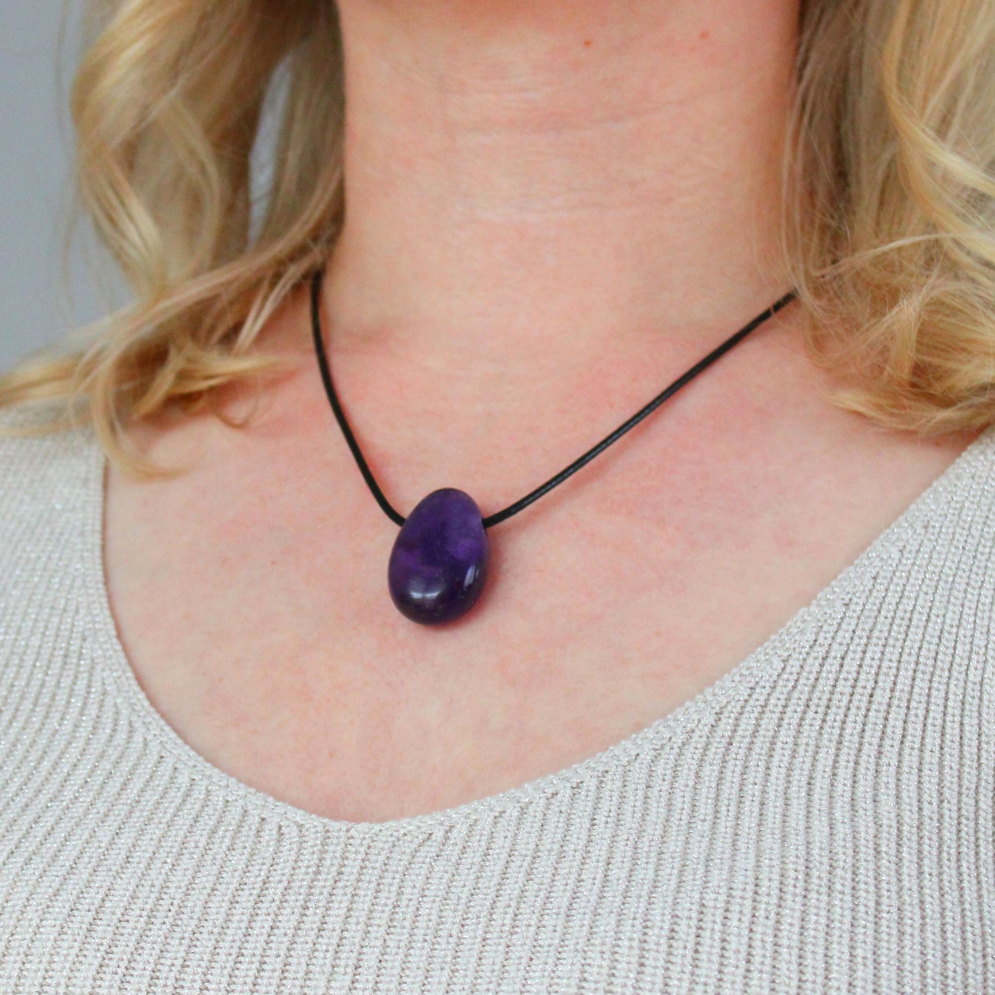 Echter Amethyst Tropfenanhänger mit gewachstem Baumwollband