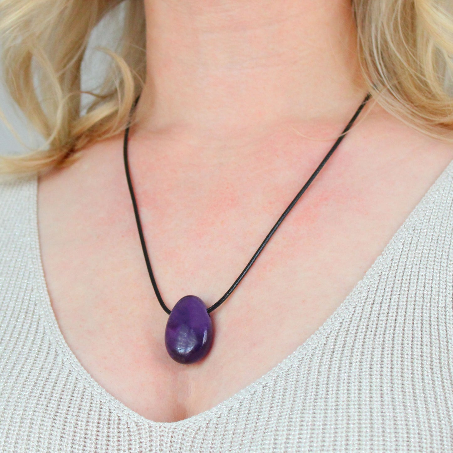 Echter Amethyst Tropfenanhänger mit gewachstem Baumwollband